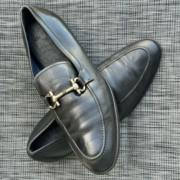 🎬 Salvatore Ferragamo Black Leather Loafers with Gold Accent